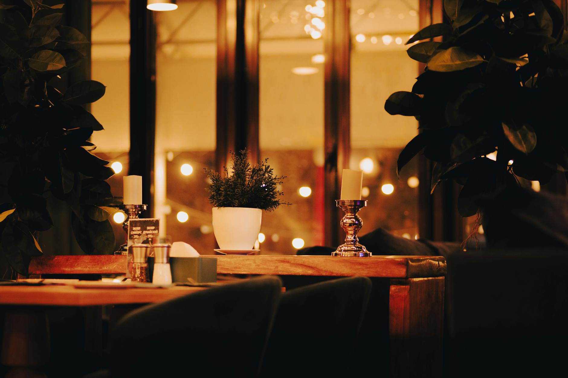 Warmer Restauranttisch mit Kerzen