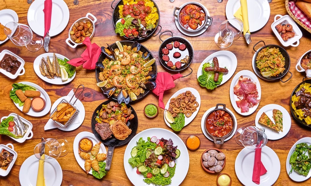 Reich gedeckte Tafel mit spanischen Tapas